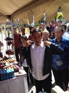 Presiden Jokowi membeli Jaket Kulit Garut