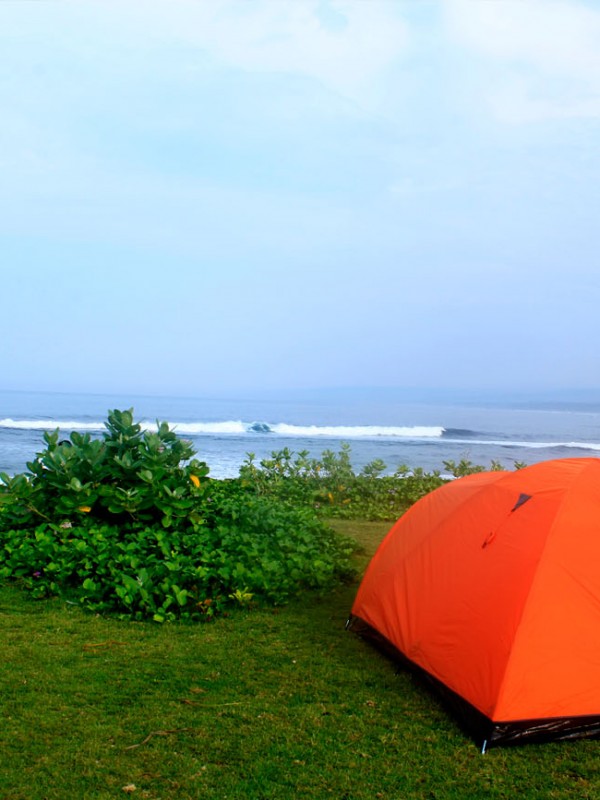 Berkemah : Salah satu kegiatan favorit di Pantai Karang Papak. Camping di Garut. Foto Dokumentasi Jelajah Garut.