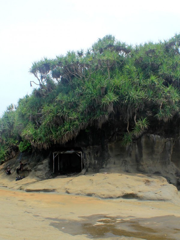 Gua Kecil untuk berteduh di Karang Tepas