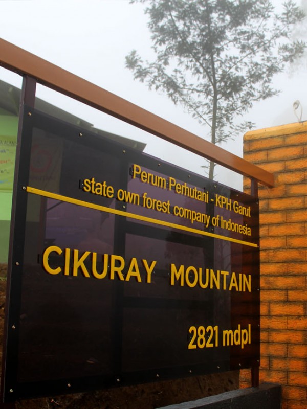 kini ada sebuah monumen di jalur pemancar. Peresmian Wana Wisata Pendakian Gunung Cikuray