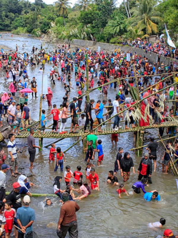 Kemeriahan acara Ngubek Leuwi tahun 2016. Jika kalian mudik ke Garut tahun ini, ayo ikuti keseruan Ngubek Leuwi di Festival Cipasarangan 7