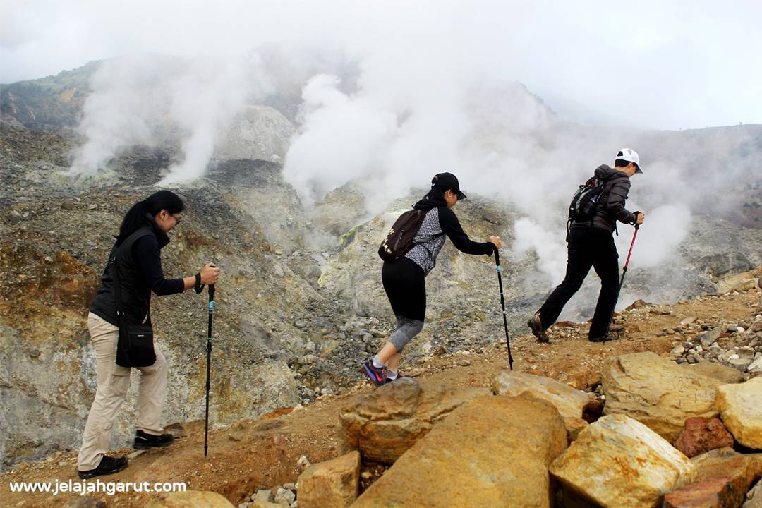 Paket Wisata Garut Trekking Gunung Papandayan 1D Trip