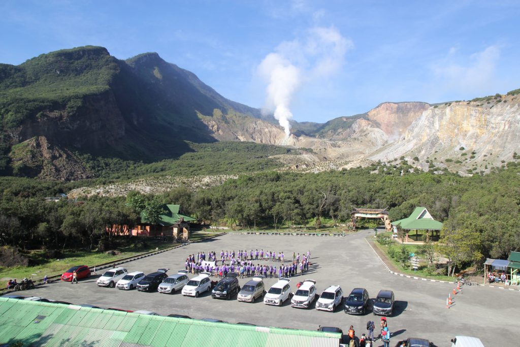 Puncak Gunung Papandayan berada sebelah kiri di foto.